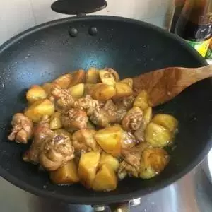 雞腿和土豆這樣做,色澤金黃流口水,大人小停不了嘴!