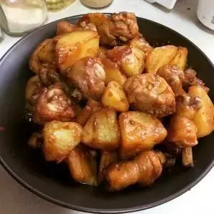雞腿和土豆這樣做,色澤金黃流口水,大人小停不了嘴!