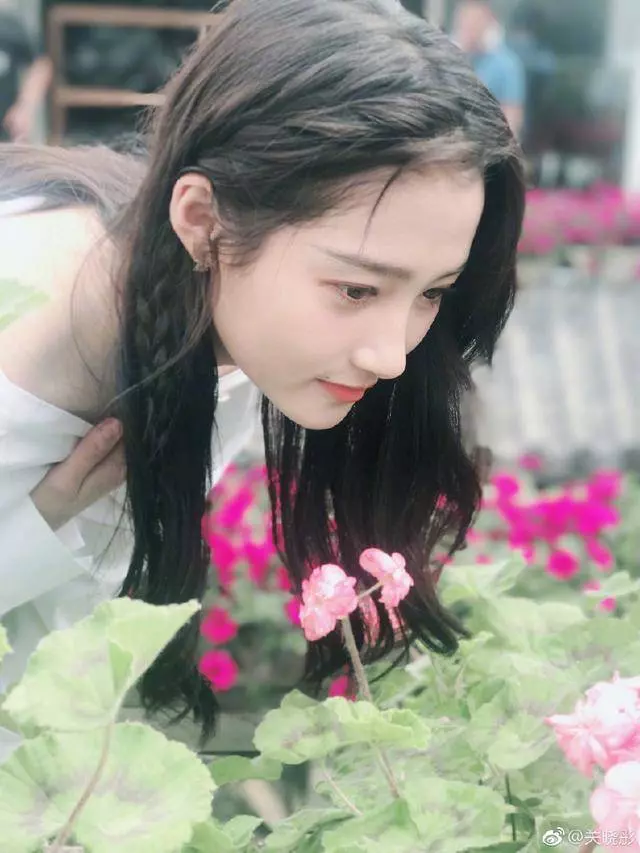 21歲關曉彤和26歲熱巴同時撞衫,一個美如女神,一個卻像路人