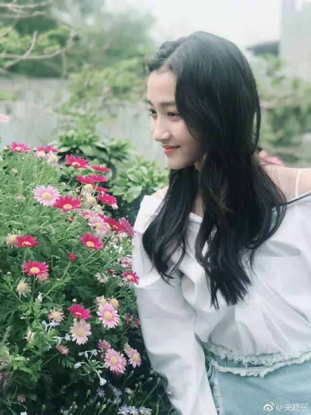 21歲關曉彤和26歲熱巴同時撞衫,一個美如女神,一個卻像路人