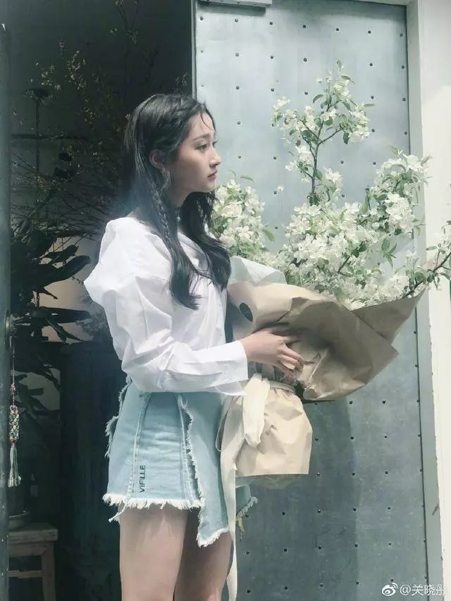 21歲關曉彤和26歲熱巴同時撞衫,一個美如女神,一個卻像路人