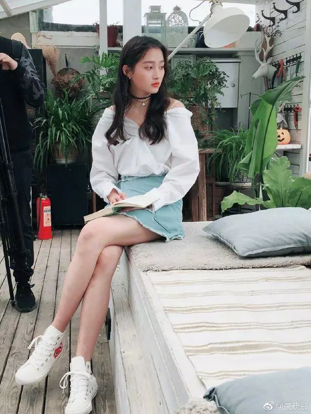 21歲關曉彤和26歲熱巴同時撞衫,一個美如女神,一個卻像路人