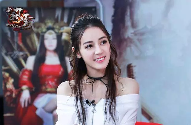 21歲關曉彤和26歲熱巴同時撞衫,一個美如女神,一個卻像路人