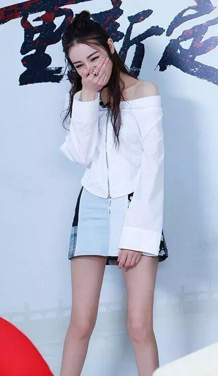21歲關曉彤和26歲熱巴同時撞衫,一個美如女神,一個卻像路人