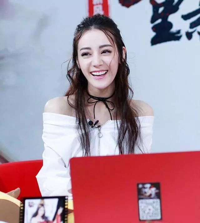 21歲關曉彤和26歲熱巴同時撞衫,一個美如女神,一個卻像路人