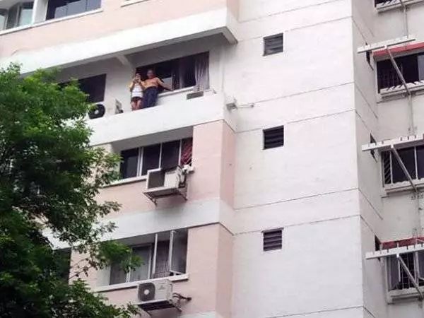 阿窿跑腿放火燒組屋 父女危站6樓窗沿求救