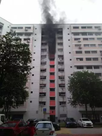 阿窿跑腿放火燒組屋 父女危站6樓窗沿求救