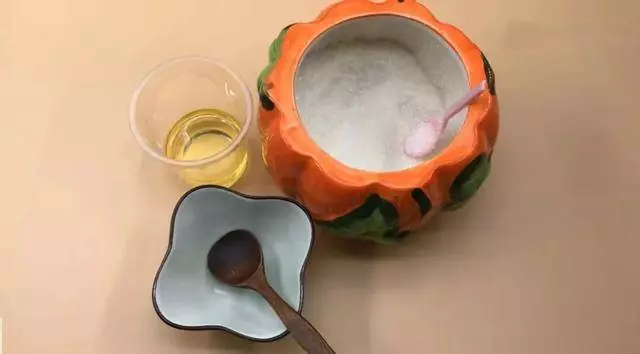 白糖里倒點食用油太厲害了,很多人不知道有啥用,看完你會感謝我!