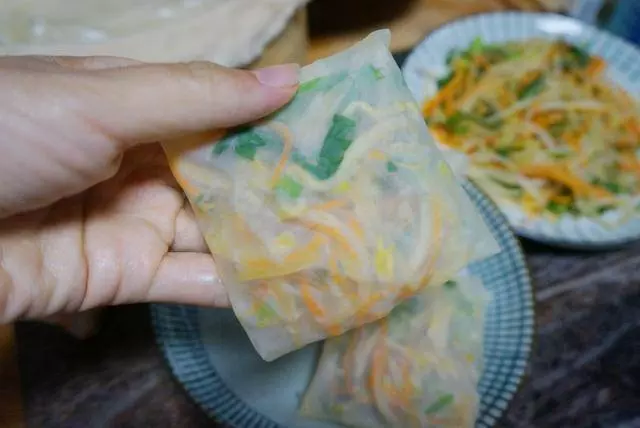 教您做透明薄餅,不會活面也能做,放涼都不硬,卷啥都好吃
