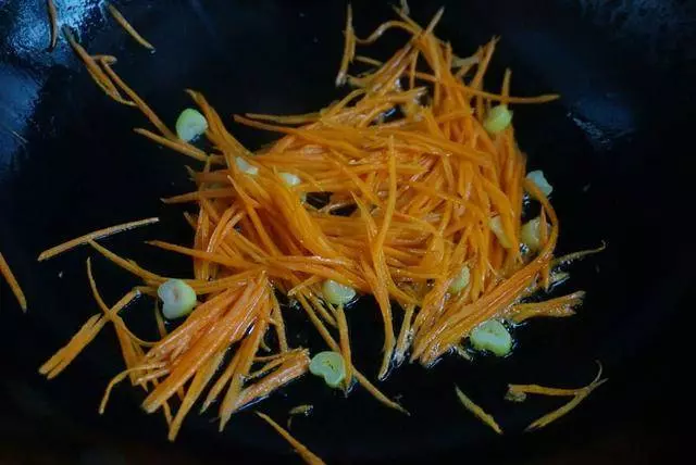 教您做透明薄餅,不會活面也能做,放涼都不硬,卷啥都好吃