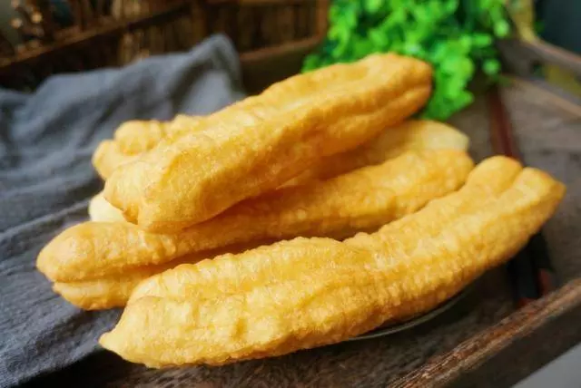炸油條,不用泡打粉,照樣酥脆美味,比買的好吃又放心