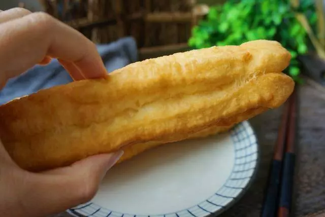 炸油條,不用泡打粉,照樣酥脆美味,比買的好吃又放心