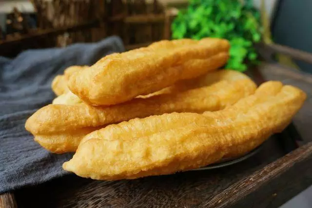 炸油條,不用泡打粉,照樣酥脆美味,比買的好吃又放心