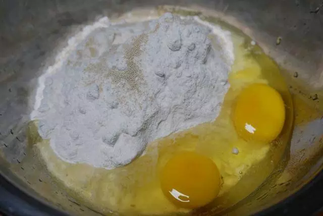 炸油條,不用泡打粉,照樣酥脆美味,比買的好吃又放心