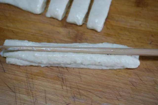 炸油條,不用泡打粉,照樣酥脆美味,比買的好吃又放心