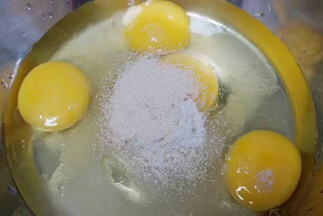 1碗麵粉,4個雞蛋,不用烤箱,不加一滴水,輕鬆做出鬆軟小麵包