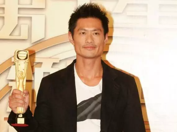 【不擺酒,不度蜜月,一切從簡!】55歲TVB老戲骨結束十八年愛情長跑,正式迎娶年幼16年的嬌妻!
