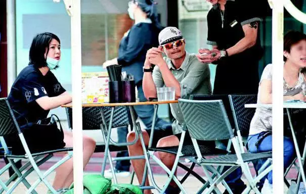【不擺酒,不度蜜月,一切從簡!】55歲TVB老戲骨結束十八年愛情長跑,正式迎娶年幼16年的嬌妻!