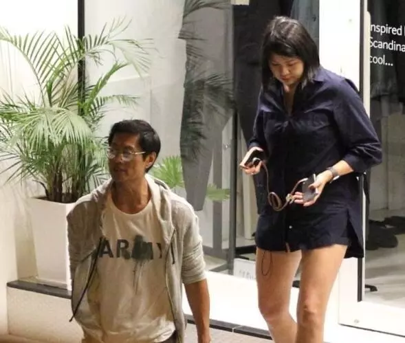 【不擺酒,不度蜜月,一切從簡!】55歲TVB老戲骨結束十八年愛情長跑,正式迎娶年幼16年的嬌妻!