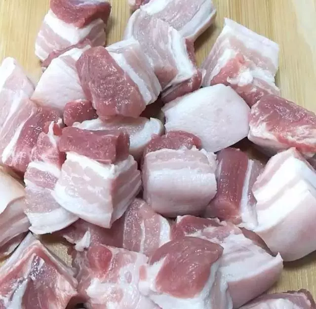 紅燒肉加上鵪鶉蛋,新奇做法,好吃美味,家人都喜歡這樣吃