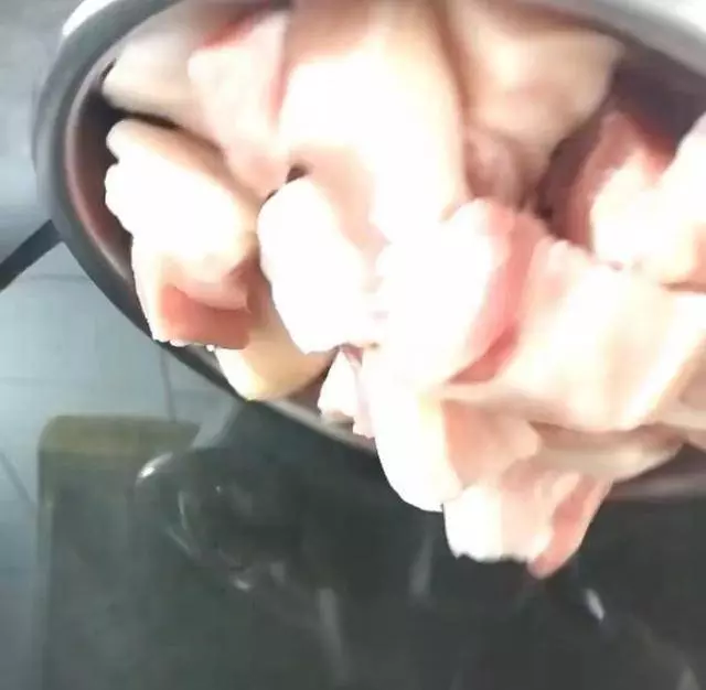 紅燒肉加上鵪鶉蛋,新奇做法,好吃美味,家人都喜歡這樣吃