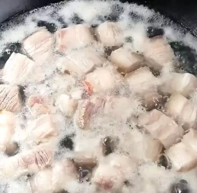 紅燒肉加上鵪鶉蛋,新奇做法,好吃美味,家人都喜歡這樣吃