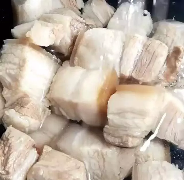 紅燒肉加上鵪鶉蛋,新奇做法,好吃美味,家人都喜歡這樣吃