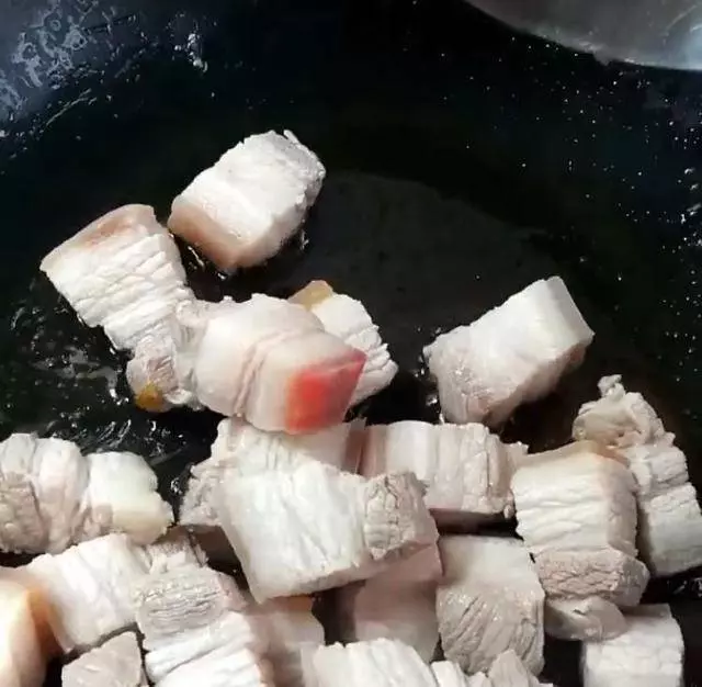 紅燒肉加上鵪鶉蛋,新奇做法,好吃美味,家人都喜歡這樣吃
