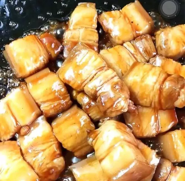 紅燒肉加上鵪鶉蛋,新奇做法,好吃美味,家人都喜歡這樣吃