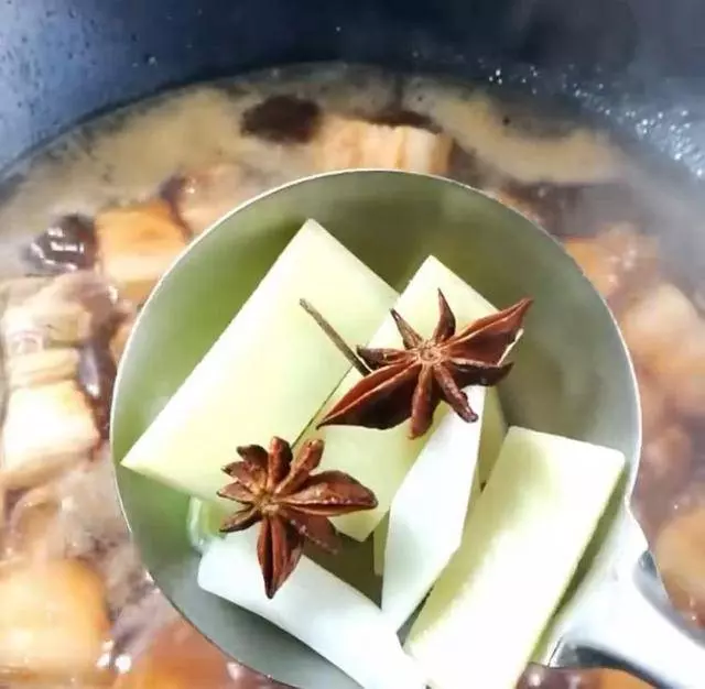 紅燒肉加上鵪鶉蛋,新奇做法,好吃美味,家人都喜歡這樣吃