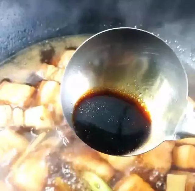 紅燒肉加上鵪鶉蛋,新奇做法,好吃美味,家人都喜歡這樣吃