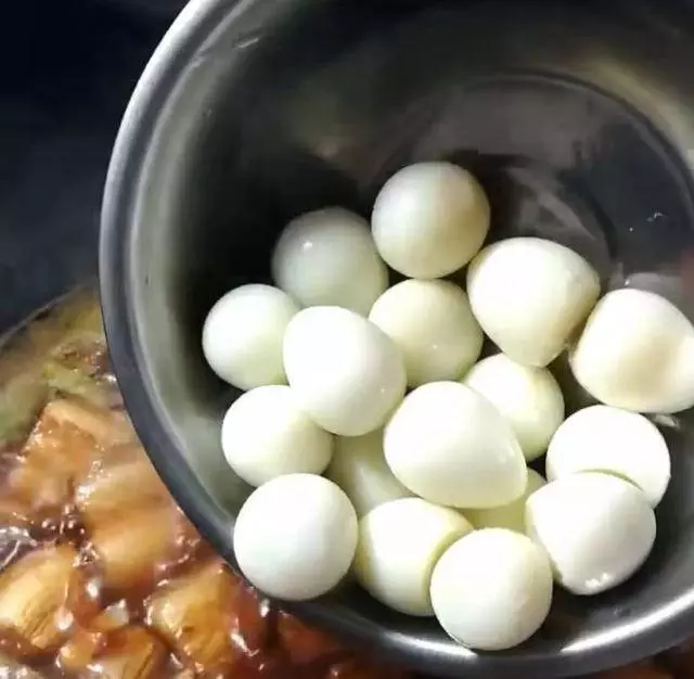 紅燒肉加上鵪鶉蛋,新奇做法,好吃美味,家人都喜歡這樣吃
