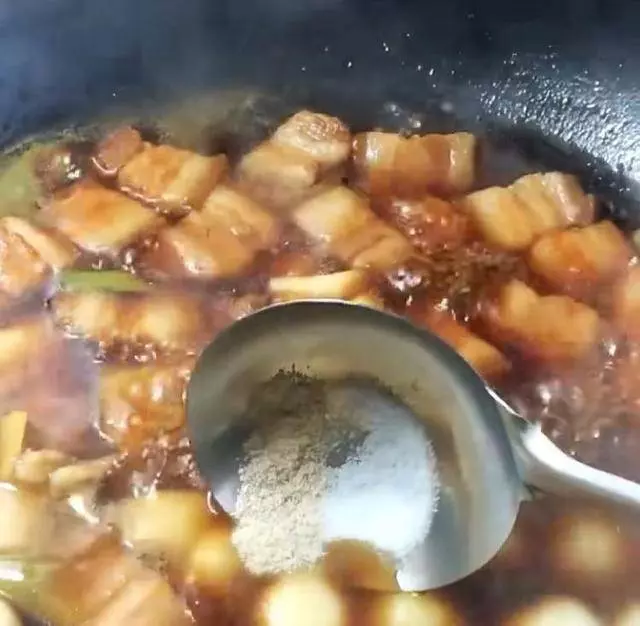 紅燒肉加上鵪鶉蛋,新奇做法,好吃美味,家人都喜歡這樣吃