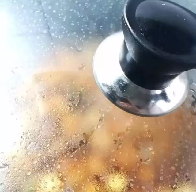 紅燒肉加上鵪鶉蛋,新奇做法,好吃美味,家人都喜歡這樣吃