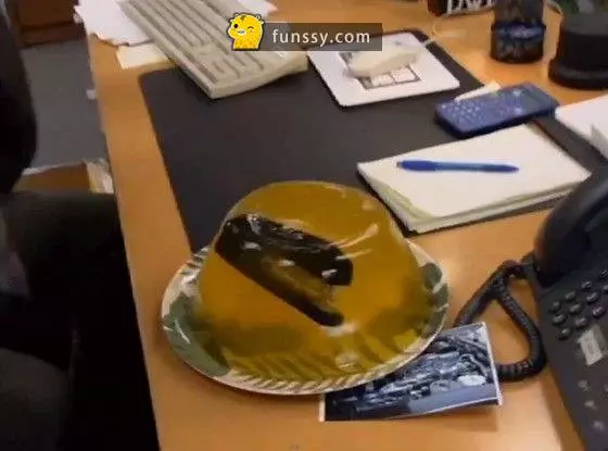 21個超級鬧的「同事惡作劇」~~~