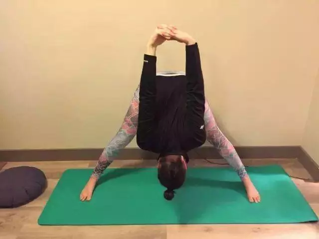 肩膀動久總是無力痠痛?3分鐘教你靠瑜伽「放鬆肩膀」,做完發現整個人輕鬆多了