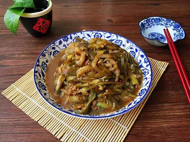 為什麼你炒茄子老是發黑?教你簡單一招,賣相十足,好吃又好看
