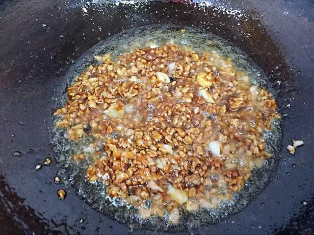 為什麼你炒茄子老是發黑?教你簡單一招,賣相十足,好吃又好看