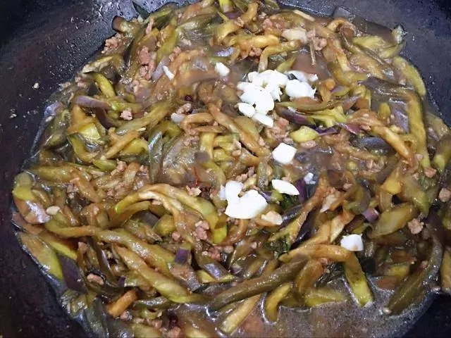 為什麼你炒茄子老是發黑?教你簡單一招,賣相十足,好吃又好看