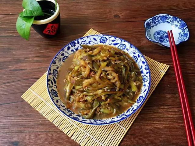 為什麼你炒茄子老是發黑?教你簡單一招,賣相十足,好吃又好看