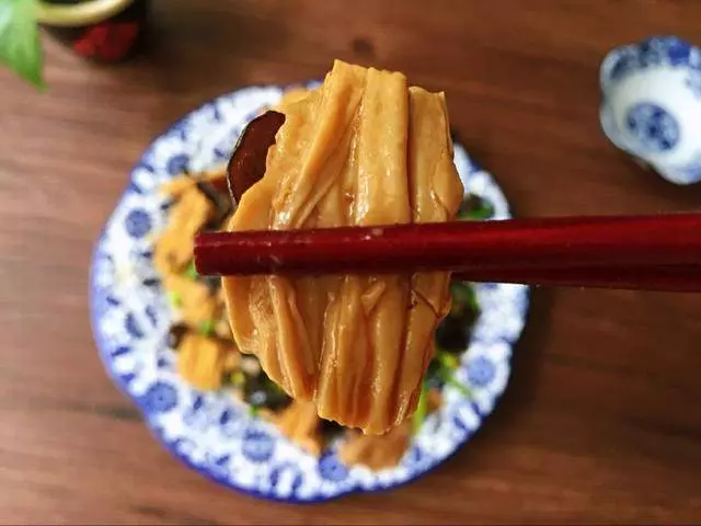 我炒腐竹和你不一樣,做出來營養全面,又香又筋道,全家都說好