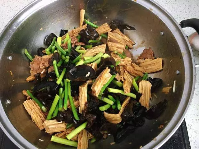 我炒腐竹和你不一樣,做出來營養全面,又香又筋道,全家都說好