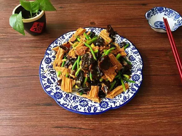 我炒腐竹和你不一樣,做出來營養全面,又香又筋道,全家都說好