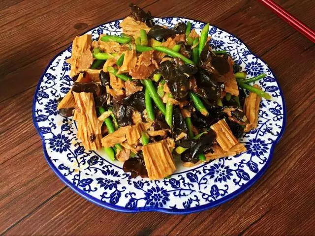 我炒腐竹和你不一樣,做出來營養全面,又香又筋道,全家都說好