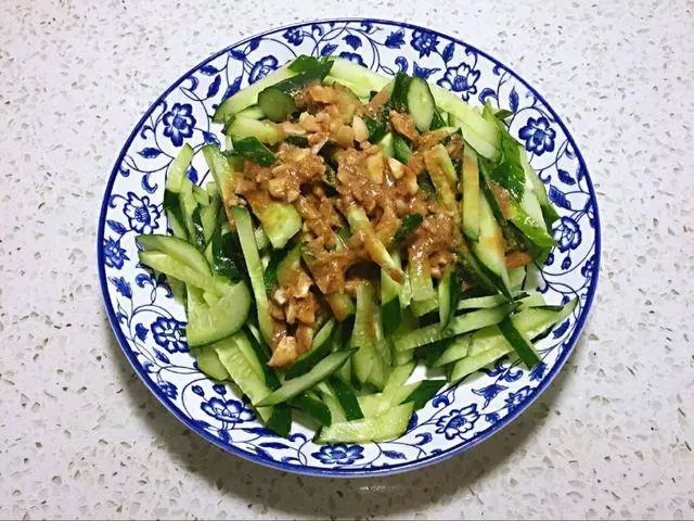 原來涼拌黃瓜也是有絕招的,教你這一方法,酸辣味美,清脆爽口