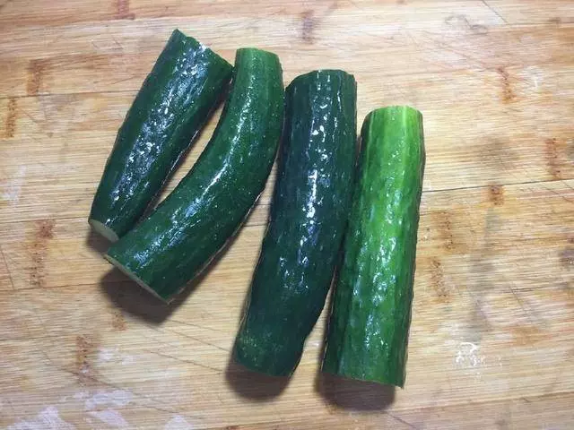 原來涼拌黃瓜也是有絕招的,教你這一方法,酸辣味美,清脆爽口