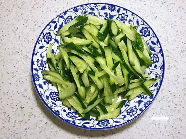 原來涼拌黃瓜也是有絕招的,教你這一方法,酸辣味美,清脆爽口