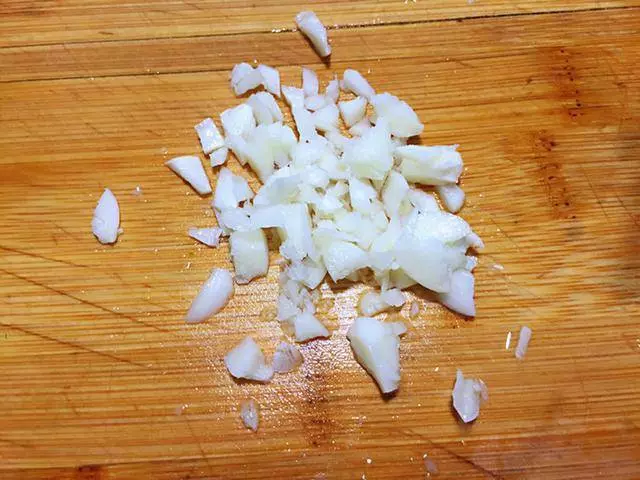 原來涼拌黃瓜也是有絕招的,教你這一方法,酸辣味美,清脆爽口