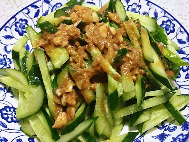 原來涼拌黃瓜也是有絕招的,教你這一方法,酸辣味美,清脆爽口