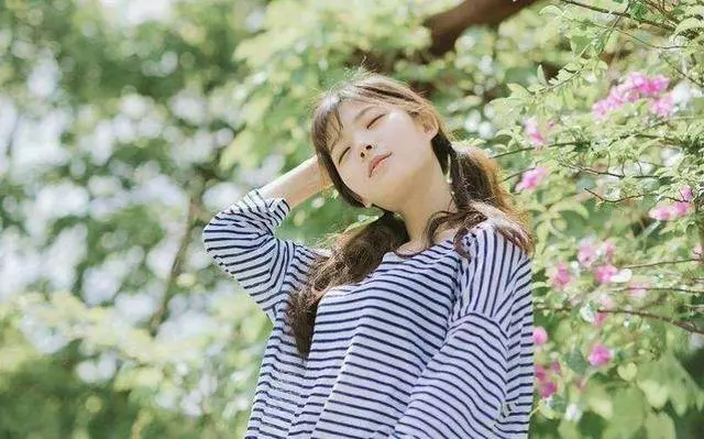 離婚五年了,偶遇前妻擺地攤,看到她身邊的女孩,我覺得愧對她